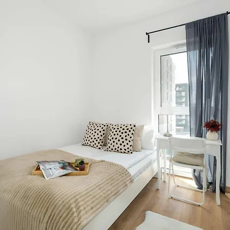 Bright In With Parking, Balcony And Desk By Renters Apartment