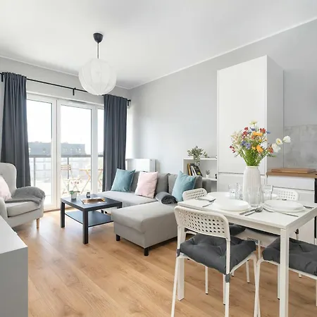 Bright In With Parking, Balcony And Desk By Renters Apartment