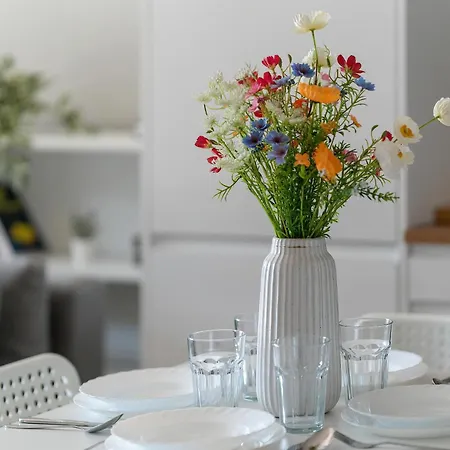 Bright In With Parking, Balcony And Desk By Renters Apartment *