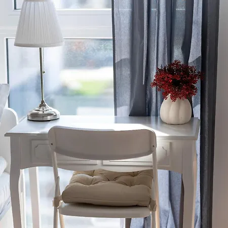 Bright In With Parking, Balcony And Desk By Renters Apartment Poznan