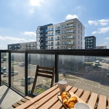 Bright In With Parking, Balcony And Desk By Renters Apartment Poznan