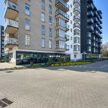 Apartment Bright In With Parking, Balcony And Desk By Renters *